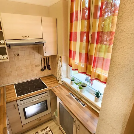 Daire Bright Parkside Studio With Ac & Free Parking